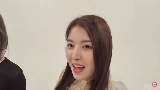 걸그룹 NMIXX 지우. 주간아 기습 라이브 유튜브 캡처