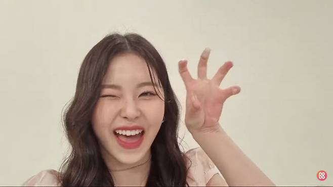 걸그룹 NMIXX 규진. 주간아 기습 라이브 유튜브 캡처