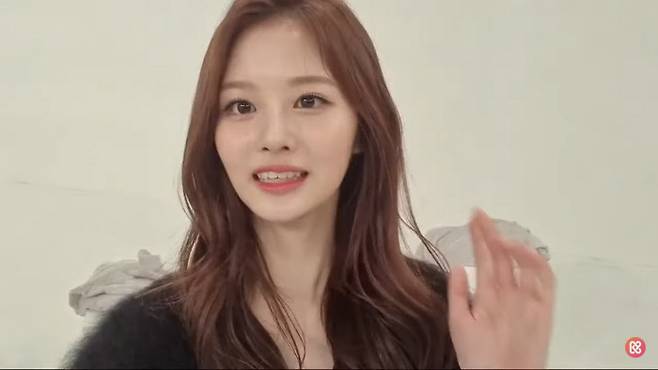 걸그룹 NMIXX 릴리. 주간아 기습 라이브 유튜브 캡처