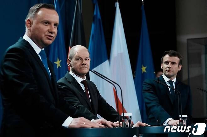 에마뉘엘 마크롱 프랑스 대통령과 올라프 숄츠 독일 총리, 안제이 두다 폴란드 대통령이 8일(현지시간) 베를린에서 우크라이나 사태 관련 기자회견을 하고 있다. © AFP=뉴스1 © News1 우동명 기자