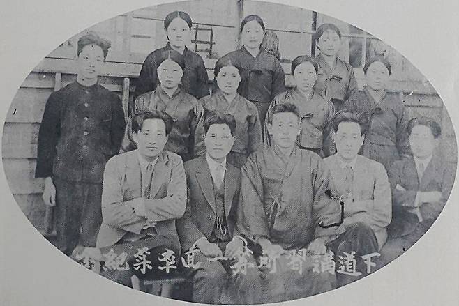 제주해녀항쟁 주역들이 다녔던 하도강습소 제1회 졸업 기념사진. 교사와 졸업생이 섞여 있다. 윗줄 왼쪽부터 홍문봉, 부춘화, 김봉혁. 가운뎃줄 왼쪽부터 부승림(부춘화의 오빠), 김옥련, 송순옥, 부덕량, 고순효. 아랫줄 왼쪽부터 문무현, 부대현, 김남석, 강○○, 김태윤. <하도향토지> 제공
