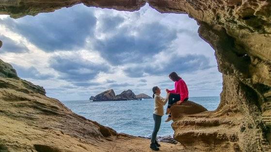 자구내포구 옆 해안절벽. 최근 '동굴 인생사진'로 입소문이 나고 있는 장소다. 거친 갯바위를 따라 진입해야 해서 각별한 주의가 필요하다.