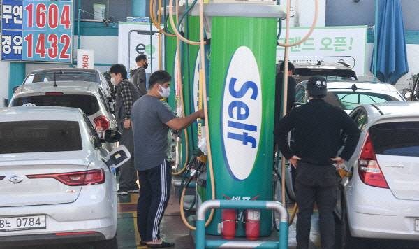 부산 연제구의 한 주유소에서 운전자들이 기름을 넣고 있다. (국제신문DB)