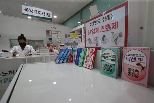 코로나19 고위험군을 중심으로 한 재택치료 관리체계가 본격적으로 시행되는 10일 서울시내 한 약국에서 `코로나19 재택치료 대비 가정 상비약` 세트 상품이 판매되고 있다.  [박형기 기자]