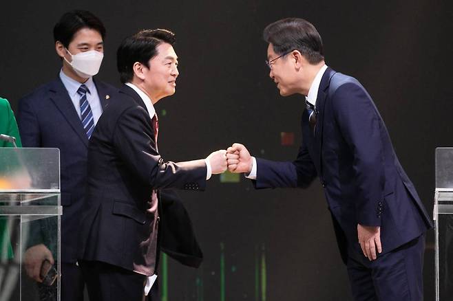 이재명 더불어민주당, 안철수 국민의당 대선 후보가 3일 서울 여의도 KBS에서 열린 방송 3사 합동 초청 '2022 대선 후보 토론'에 앞서 인사하고 있다. /사진제공=뉴시스
