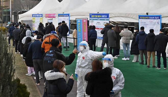 코로나19 신규 확진자 수가 4만9567을 기록한 9일 서울시 송파구보건소 선별진료소를 찾은 시민들이 코로나19 검사를 받기위해 줄을 서 있다. 허정호 선임기자