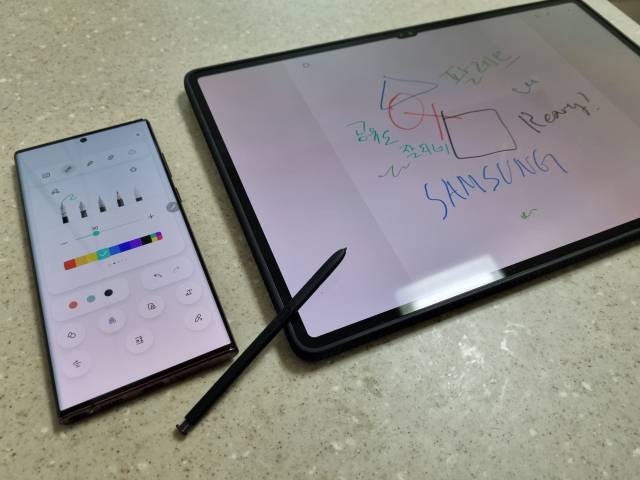 갤럭시S22 울트라(왼쪽)과 갤럭시탭S8 간'콜래보레이션 뷰'를 사용해본 모습. 갤럭시S22 울트라를 팔레트처럼 이용할 수 있고, 양 기기 간 S펜도 호환이 가능하다. 윤민혁 기자