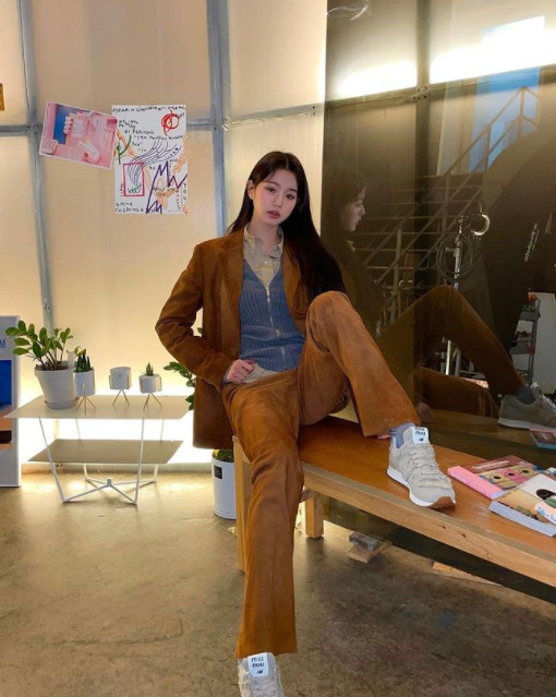Jang Won-young of group IVE showed off the doll beauty with the ratio of the over-the-wall ratio.On the 10th, Jang Won-young posted several photos on his instagram without any phrase.In the photo, Jang Won-young showed off her doll-like lovely beauty with her superior leg length.At this time, Jang Won-youngs fashion sense, which matches the shirt and vest in the brown suit, stands out.In addition, the maturity of Jang Won-young, who is making a fascinating expression, attracted attention.The netizens who watched the photos praised the comments such as The bridge is crazy and The beauty of living alone in the world.On the other hand, Jang Won-young is currently in charge of KBS2 Music Bank MC, and also has been working as IVEs debut song Eleven and has won 11 music broadcasts.Photo Jang Won-young SNS