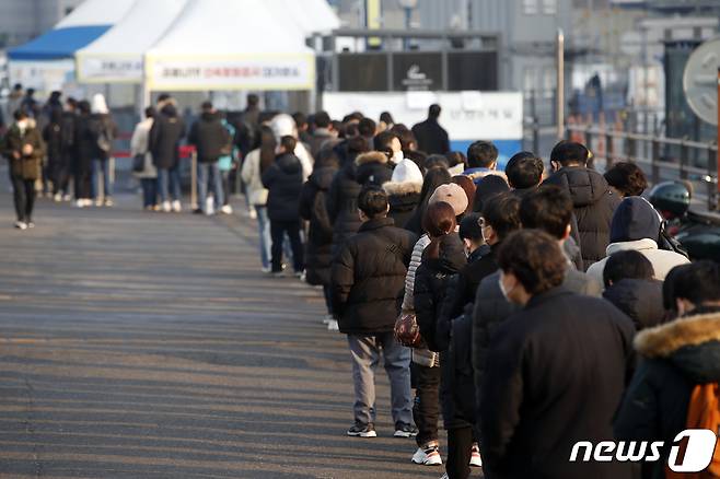 질병관리청 중앙방역대책본부(방대본)는 11일 0시 기준 신종 코로나바이러스 감염증(코로나19) 신규 확진자가 5만3926명 발생했다고 밝혔다. 이틀 연속으로 5만명대를 기록했다. 11일 오전 서울 중구 서울역광장에 마련된 코로나19 선별검사소를 찾은 시민들이 검사를 위해 줄 서 있다. 2022.2.11/뉴스1 © News1 이승배 기자