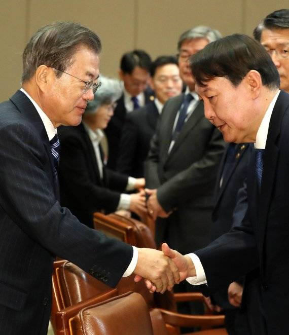 문재인 대통령이 8일 청와대 본관 집현실에서 열린 공정사회를 향한 반부패정책협의회에 참석해 윤석열 검찰총장과 인사를 나누고 있다. 2019.11.08. 사진=뉴시스