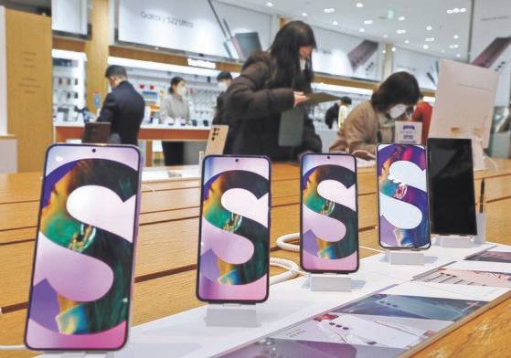 10일 서울 서초구 삼성 딜라이트에서 시민들이 삼성전자의 새로운 플래그십 스마트폰 갤럭시S22 시리즈를 체험하고 있다. 삼성전자는 이날 ‘갤럭시S22’ 시리즈 모델 3종을 발표했다. [뉴스1]