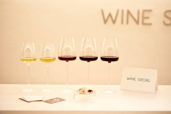 라벨을 가린 상태에서 엄선된 와인을 맛볼 수 있는 '블라인드 테스트' 콘셉트의 와인 경험 공간. [사진 와인 소셜]