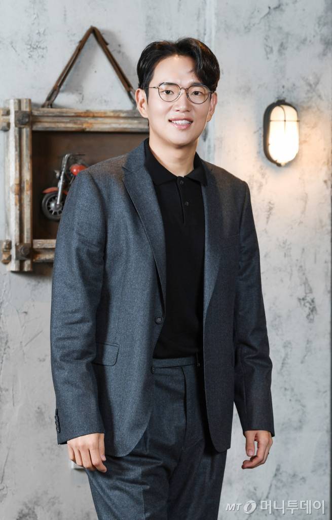 방송인 장성규가 21일 오전 온라인으로 진행된 SBS 예능 '꼬리에 꼬리를 무는 그날 이야기' 제작발표회에 참석해 포즈를 취하고 있다.  정규편성으로 돌아온 '꼬꼬무'는 세 명의 이야기꾼이 스스로 공부하며 느낀 바를 각자의 '이야기 친구'(가장 가까운 지인)에게, 가장 일상적인 공간에서 1:1로 전달하는 방식의 프로그램이다. / 사진제공 = SBS /사진=김창현 기자 chmt@