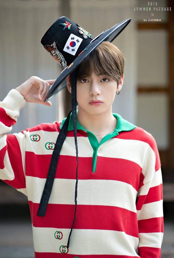 16명의 소녀, 별을 바라보다..방탄소년단 뷔, 예술작품 재탄생