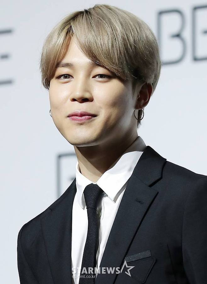그룹 방탄소년단(BTS) 지민이 20일 오전 서울 중구 동대문디자인플라자에서 열린 새 앨범 'BE (Deluxe Edition)' 발매 기념 글로벌 기자간담회에서 포즈를 취하고 있다.'BE'는 지금까지 방탄소년단이 선보인 정규 시리즈 앨범과는 다른 형태의 앨범. 타이틀 곡 'Life Goes On'을 비롯해 '내 방을 여행하는 법', 'Blue & Grey', 'Skit', '잠시', '병', 'Stay', 'Dynamite' 등 총 8개 트랙이 수록된다. /사진=김창현 기자 chmt@