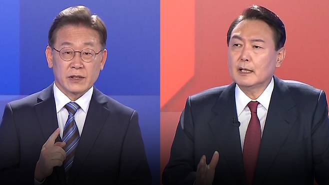 2022년 2월 11일 이재명 더불어민주당 대선후보와 윤석열 국민의힘 대선후보가 서울 중구 매경미디어센터에서 열린 2022 대선후보 초청 토론회에서 토론을 벌이고 있다. /국회사진기자단