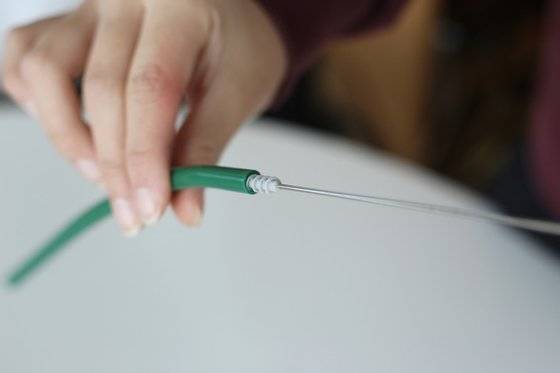 실리콘 빨대(쿠진)와 이를 세척하는 모습. [사진 쿠진]