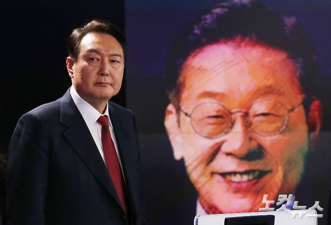 국민의힘 윤석열 대선 후보가 11일 오후 서울 중구 매경미디어센터에서 열린 한국기자협회 주최·방송 6개사 공동 주관 '2022 대선후보 초청 토론'에서 방송 준비를 하고 있다. 국회사진취재단