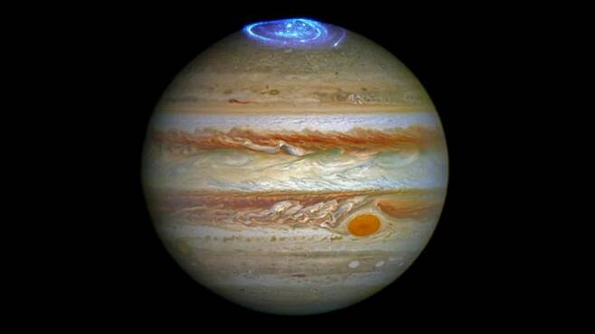 목성 극지의 오로라. 허블 우주망원경의 이미징 분광기로 잡았다.(출처: NASA/ESA/J. Nichols)