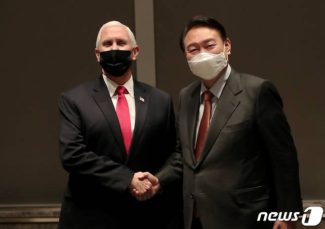 윤석열 국민의힘 대선 후보(왼쪽에서 네 번째)가 13일 오후 서울 송파구 롯데시그니엘 호텔에서 마이크 펜스 전 미국 부통령(왼쪽에서 두 번째)을 면담, 기념사진을 찍고 있다. (국민의힘 선대본 제공) 2022.2.13/뉴스1 © News1 이동해 기자