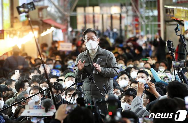 이재명 더불어민주당 대선 후보가 13일 오후 제주 서귀포 매일올레시장에서 가진 즉석 연설에서 상인과 시민들에게 지지를 호소하고 있다. 이 후보는 슬로건 '위기에 강한, 유능한 경제대통령'를 내세워 15일부터 공식 선거운동에 나선다. 2022.2.13/뉴스1 © News1 오대일 기자