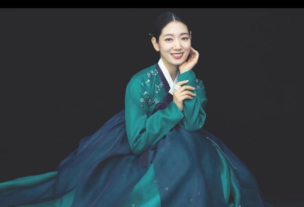 Actor Park Shin-hye showed off her beautiful hanbok figure.Park Shin-hye released a cut of his picture and a picture on his 12th day, I thought I wore it without a circle when I shot Hanbok.The picture shows Park Shin-hye smiling in a fine hanbok. The unique elegant atmosphere attracts attention.Meanwhile, Park Shin-hye posted a marriage ceremony with actor Choi Tae-joon on the 22nd of last month.The pair were congratulated by many fans in November last year when they simultaneously informed Marriage and Pregnancy news.