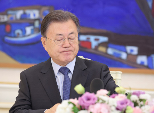 지난 2월10일 문재인 대통령이 청와대에서 열린 자립준비청년 초청 오찬 간담회에 참석, 인사말을 마친 뒤 마이크를 내려놓고 있다.<연합뉴스>