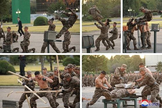 지난해 10월 11일 북한에서 열린 국방발전전람회 '자위-2021'에서 북한군 특작부대원이 무술 시범을 보이고 있다. 국방백서에 따르면 북한군은 20만명의 특수부대를 보유하고 있다. 조선중앙통신