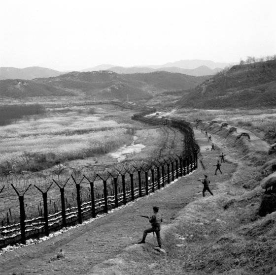 1967년 대침투게릴라 개념요구계획에 따라 휴전선 남방한계선을 따라 세워진 철책선. US National Archives