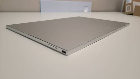 LG전자가 내놓은 포터블 모니터 'LG 그램+view'. 두께가 얇고 무게가 가볍다. [사진=강경주 기자]