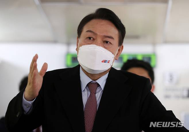 [순천=뉴시스] 전신 기자 = 윤석열 국민의힘 대선 후보가 12일 전남 순천역에서 여수EXPO역으로 향하는 '열정열차'에서 취재진 질의에 답하고 있다. 2022.02.12. photo1006@newsis.com