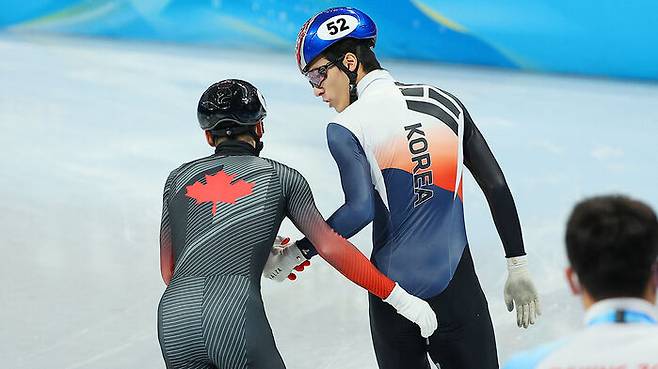 베이징올림픽 쇼트트랙 남자 500m 준결승에서 캐나다의 스티븐 뒤부아를 추월하려다 부딪친 황대헌. 경기 뒤 뒤부아와 대화 나누는 모습