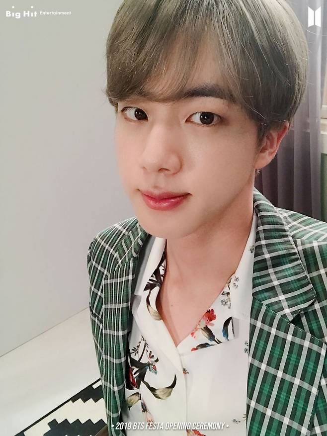 "너무 잘생겨서 비현실" 방탄소년단 진 실제 미모에 놀란 美스태프 후기