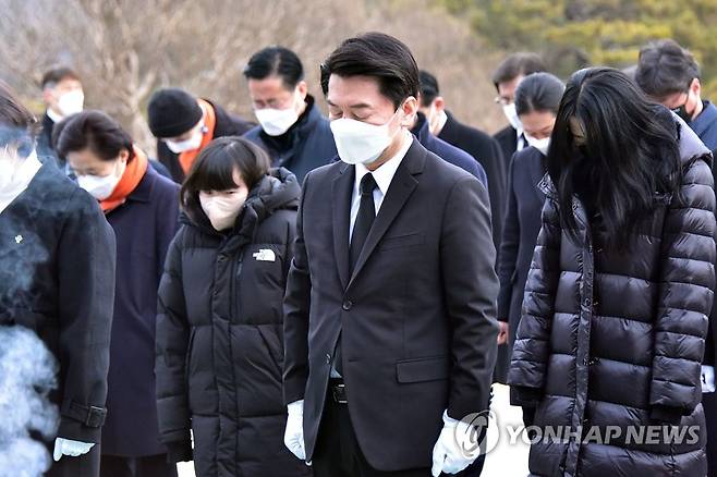 안철수, 후보 등록 전 현충원 참배 (서울=연합뉴스) 국민의당 안철수 대선 후보가 중앙선관위 후보 등록에 앞서 13일 오전 서울 동작구 국립서울현충원을 참배하고 있다. 
    이날 현충원 참배에서는 권은희 원내대표와 당원 및 당원 가족들이 함께했다. 2022.2.13 [국회사진기자단] uwg806@yna.co.kr