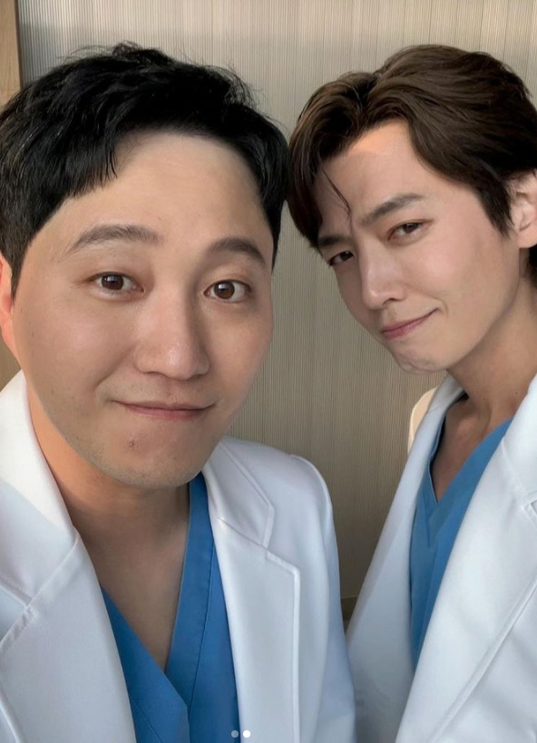 Kim Dae-myeong of Yang Seok-hyung of the obstetrics and gynecology department in the drama raised the curiosity of fans by raising his authentication shots with his colleagues in white gowns on his SNS on the 14th.Jo Jung-suk and Jung Kyung-ho had a slightly long hair and a firm atmosphere, and Jeun Mi-do attracted attention with a short short cut.In the photo, Jung Kyung-ho and Jeun Mi-do spread their palms wide, and Jo Jung-suk, who stood in between, pointed his cheek with his index finger, and said, I know that I will start shooting 3 students on 5/15 days (?)Fans also appeared.Jung Kyung-ho also posted another authentication shot taken on the set and raised the expectation of # wise doctor life #Mido and parasol # Gomting.Shin Won-ho, who was greatly loved by the Respond series, and his first medical drama by Lee Woo-jung, writer, Combi, received much love for airing the first and second seasons of the 2020 season.In Season 2, Lee Ik-jun (Jo Jung-suk), Chae Song-hwa (Jeun Mi-do), Yang Seok-hyung (Kim Dae-myung) and Chu Min-ha (An Eun-jin) were born, and Kim Joon-wan (Jung Kyung-ho) and Lee Ik-sun (Kwak Sun-young) reunited and ended.