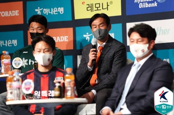 지난 시즌 K리그1 파이널B를 기록하며 공식 미디어데이에서 뒷 자리에 앉게 된 김기동 포항 스틸러스 감독과 최용수 강원FC감독이 남다른 각오를 나타냈다. 최용수 감독이 발언을 하고 있다. 사진｜한국프로축구연맹