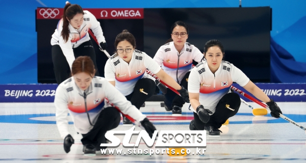 2022 베이징 동계올림픽 첫 경기를 앞둔 컬링 국가대표 팀 킴이 9일 오후 중국 베이징 내셔널 아쿠아틱 센터에서 공식훈련을 하고 있다. 왼쪽부터 김영미, 김초희, 김선영, 김은정, 김경애. 사진｜뉴시스