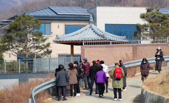 박근혜 전 대통령이 퇴원 후 머무를 것으로 알려진 대구 달성군 한 전원주택에 13일 사람들의 발길이 이어지고 있다. [이미지출처=연합뉴스]