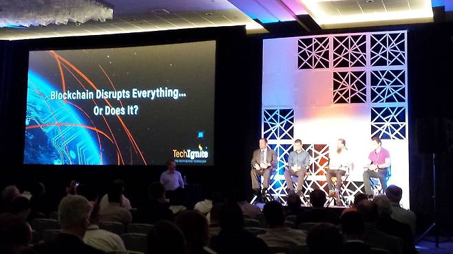 디지털 등기부등본인 NFT는 블록체인 네트워크에서 가동된다. 사진은 지난 2017년 3월 21일 미국전자전기학회 행사에서 패널들이 블록체인을 주제로 토론하고 있는 모습./대니얼 펜필드(위키피디아)