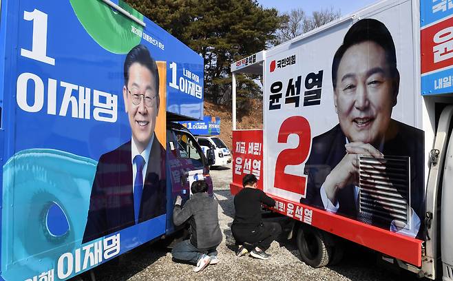 제20대 대통령선거 공식선거운동을 하루 앞둔 14일 오전 충남 금산에 위치한 차량광고업체에서 관계자들이 이재명 더불어민주당 대선 후보와 윤석열 국민의힘 대선 후보의 선거운동 유세차량을 제작하고 있다. /신현종 기자