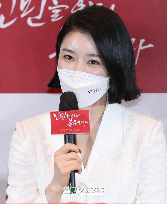 배우 지안이 14일 오후 서울 광진구 롯데시네마 건대입구에서 열린 영화 '인민을 위해 복무하라' 시사회에서 기자들의 질문에 답하고 있다. '인민을 위해 복무하라'(감독 김길영)는 출세를 꿈꾸는 모범병사 '무광'이 사단장의 젊은 아내 '수련'과의 만남으로 인해 넘어서는 안 될 신분의 벽과 빠져보고 싶은 위험한 유혹 사이에서 갈등하며 벌어지는 이야기로 연우진 지안 조성하 등이 열연했다. 23일 개봉. 김진경 기자 kim.jinkyung@joongang.co,kr/2022.02.14/