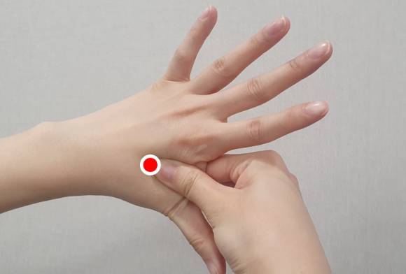 위장기능 회복에 도움되는 합곡혈 지압. [사진=자생한방병원]