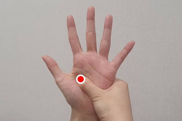 소화기를 편하게 하는 노궁혈 지압. [사진=자생한방병원]