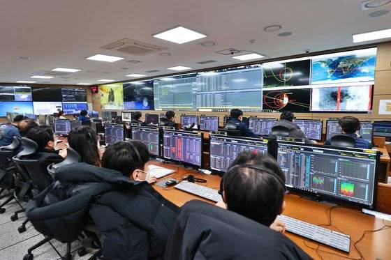 대전 한국항공우주연구원 연구원들이 지난 7일 위성운영동 달 탐사선 관제실에서 오는 8월 발사 상황을 가정한 시뮬레이션 연습을 하고 있다. [사진 항공우주연구원]