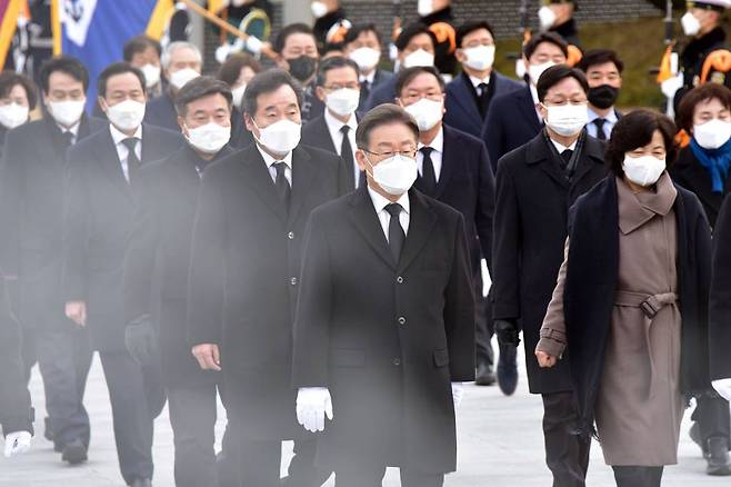 [서울=뉴시스] 국회사진기자단 = 이재명 더불어민주당 대선 후보가 14일 오전 서울 동작구 국립서울현충원을 찾아 현충탑으로 향하고 있다. 2022.02.14.