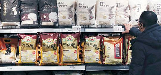 쌀 소비량이 줄어들면서 이제 쌀은 소량 포장이 대세가 됐다. 대형마트의 쌀 판매대.  연합뉴스