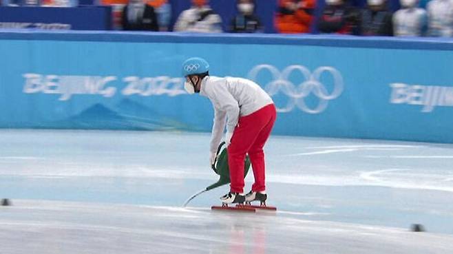 쇼트트랙 경기 도중 빙판에 물을 뿌리는 관리 요원