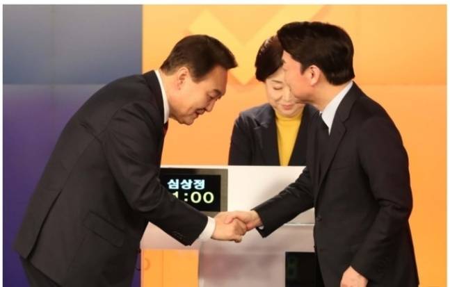 윤석열 국민의힘 대선 후보와 안철수 국민의당 대선 후보가 11일 오후 서울 중구 매경미디어센터에서 열린 한국기자협회 주최 방송 6개사 공동 주관 2022 대선후보 초청 토론회 시작에 앞서 인사하고 있다. 국회사진취재단