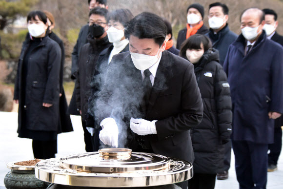 국민의당 안철수 대선 후보가 중앙선관위 후보 등록에 앞서 13일 오전 서울 동작구 국립서울현충원을 참배하고 있다. 안 후보는 후보등록을 마친 뒤 윤석열 국민의힘 후보와의 단일화를 선제적으로 요구했다.국회사진기자단