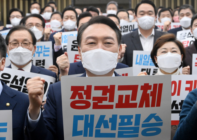 윤석열 국민의힘 대선 후보가 14일 오후 국회에서 열린 의원총회에서 구호를 외치고 있다. 성형주 기자